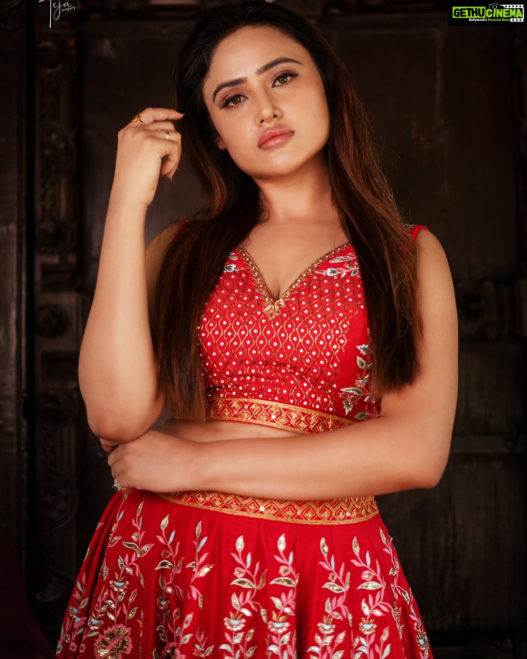 Sony Charishta Instagram - #❤️❤️❤️ . . . . . #reels #reelsinstagram #loveyourself #naturallight #instablog #redhot #reelit #reelitfeelit❤️❤️ #reelkarofeelkaro #tamilheroine #sexyactresses #photographers_of_india #pose #blogger #drawn #sech #flowersofinstagram #fashionblogger #instamakeup #hotonbeauty #posing