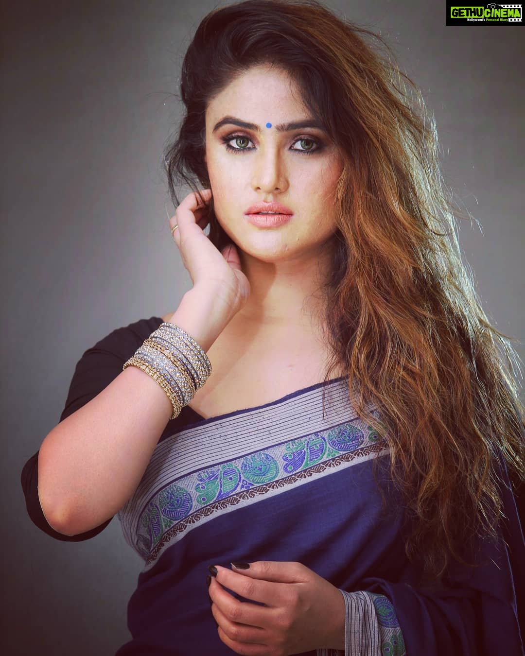 Sony Charishta Instagram - #😊🤗💙💙. . . . . . . #reels #loveyourself #reelsinstagram #sonycharishta #nofilters #photography #fashionblogger #instadaily ##follow#art#blog#fullips #tollywood #style #india#love#beingme #portrait#posing #saree #sareelove #traditionalsaree #attitude #photoshoot #instagood #fashion