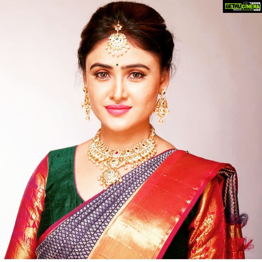 Sony Charishta Instagram - #😊🤗simple . . . . .#reels #sonycharishta #love #traditionalwear😍 #traditional #sareedraping #chenni #slik #sareeindia #fashionlabel #fashionlover #fashionexhibition #fashionstyle #fashionsaree #tamilactress #telugu
