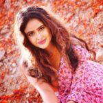 Sony Charishta Instagram - #😊🤗😊😊🤗.. . . . . . . . .. #reels #reelsinstagram #sonycharishta #nofilters #naturallight #flowerstagram #sareestory #sareelove #traditional #instablog #bloggerstyle
