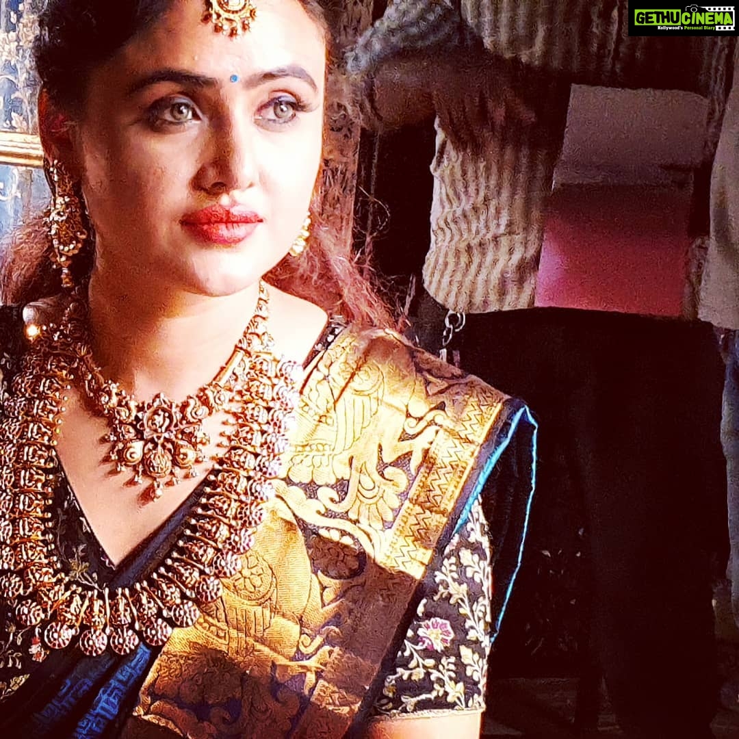 Sony Charishta Instagram - #๐๐ค * * * * * #lookoftheday #lifestyleblogger #desingerwear #nofilters #picoftheday #sonycharishta #reels #reelsinstagram #sareeseduction #southindianactress #instablog #bloggerstyle #love #jewelrylovers #jewels #traditionalsaree #goldjewellery #jewelrydesigner #homestyling #bluesaree #telugu #tamily #kandi #indowestern #inspiration #instagood #hotmodel #topmodel #trending
