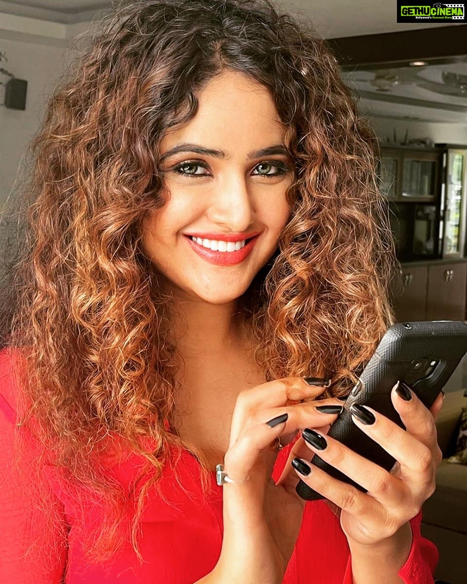 Sony Charishta Instagram - #ππππ€ #smile be happy..................................#spreadpositivity #smile #reels #love #reelsinstagram #intragram #reelitfeelit #instagood #sonycharishta #tollywoodactress #kollywoodactor #teluguactress #telugu #tamil #smilesmilesmile #moresmiles #bestmodels #bestsmileever #actores #sexystyle #curlyhairstyles #cuties #cutest #smiledesign