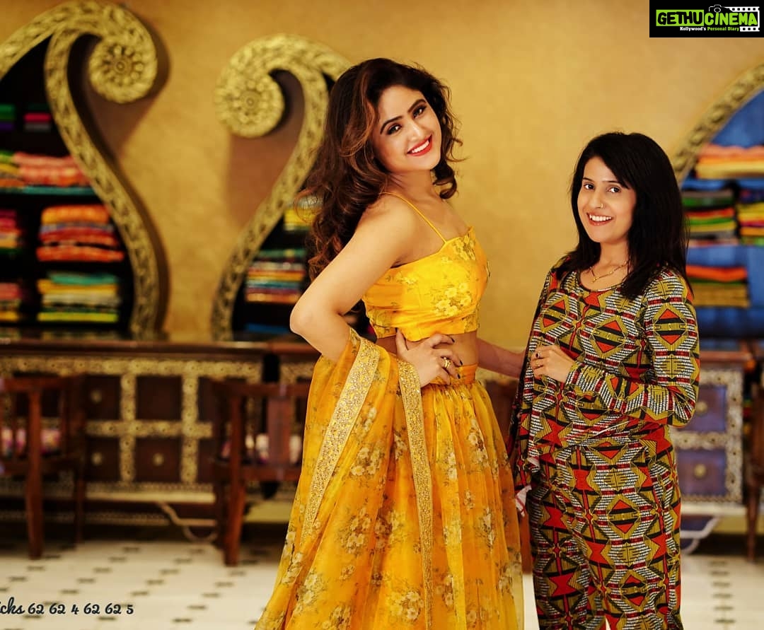 Sony Charishta Instagram - #💛💛💛 @nisha nyrk#freestyle #fashionedit #fashionlabel #fashionlover #fancy #traditionalwear😍 #traditionalsaree #topmodel #sareelove #hotonbeauty #sexyactresses #sechsonycharishta #smile😊 #smiledesign #smokeyeye #smiles #happiness