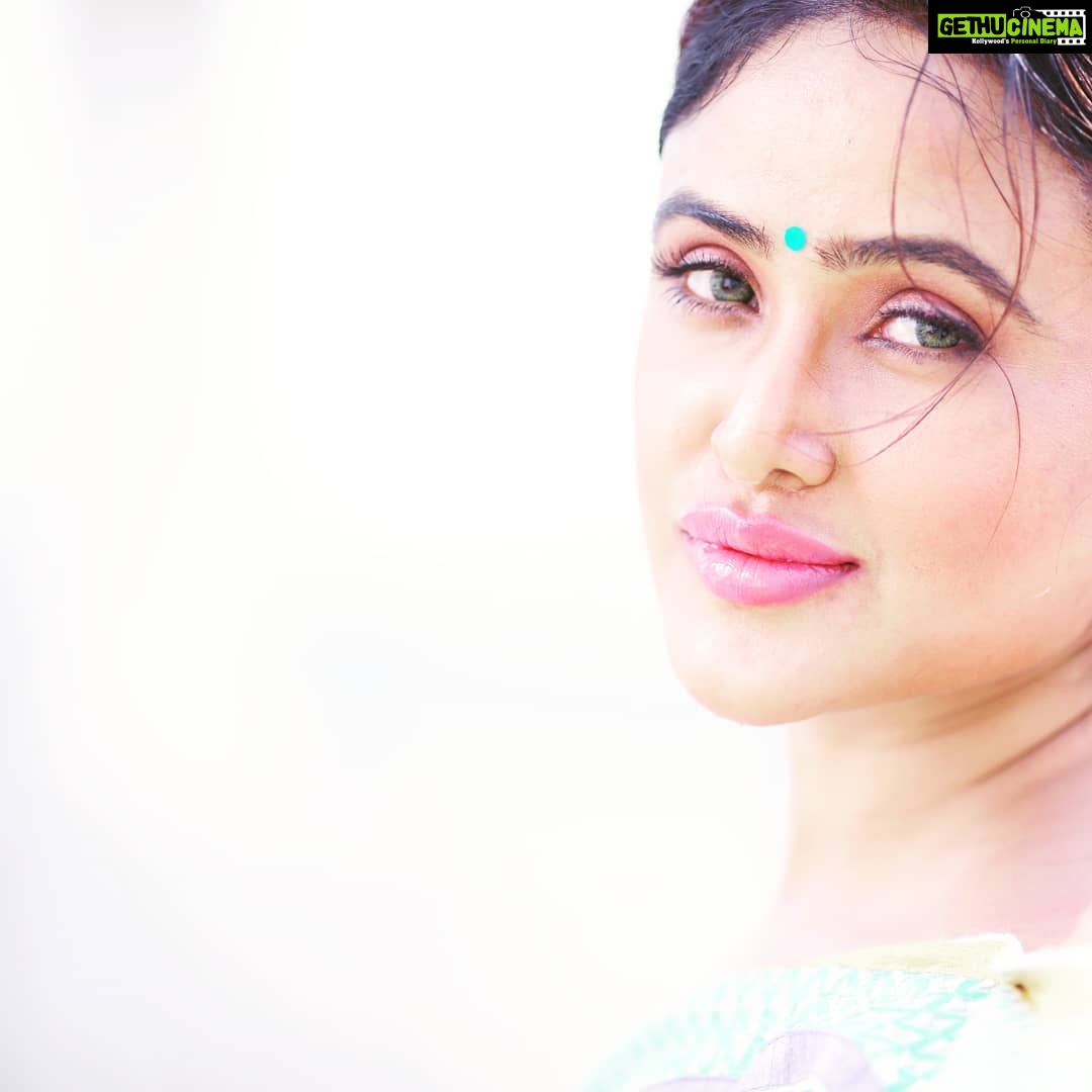 Sony Charishta Instagram - #ππππ #happy #saree #smileπ #instafit #indianactress #instagood #instamakeup #instastyle #sexystyle #hotactress #sonycharishta #bodypositive #boldandbeautiful #lifestyleblogger #lips #lipgloss