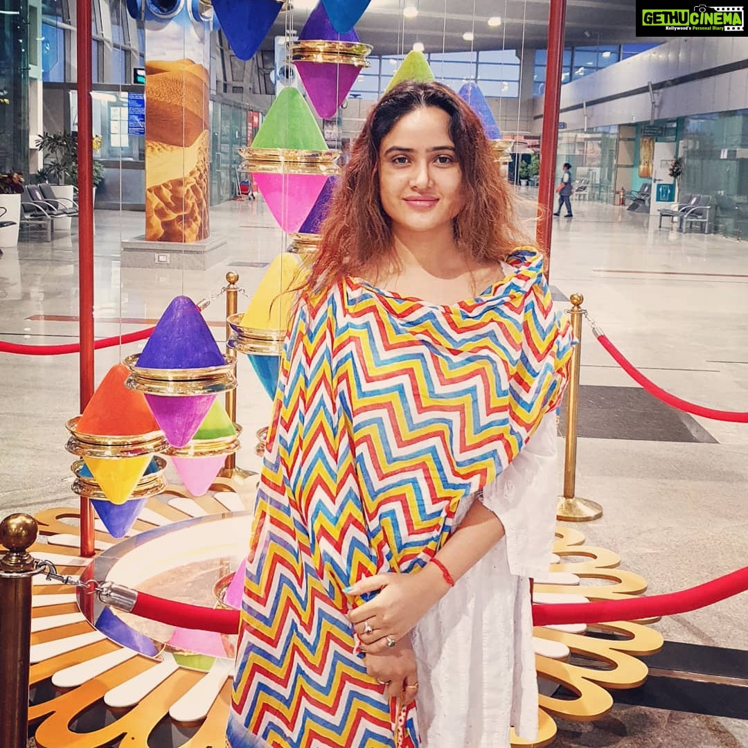 Sony Charishta Instagram - #šš wishing everyone a bright and colorful holi#happy holi #happy #holi #naturallight #naturephotography #blogger #instagood #actorslife #holiday #traditional #chudidar #sareelove #sonycharishta #sonycharishtafanc #modeling #actress