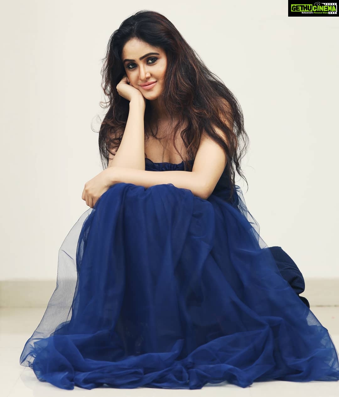Sony Charishta Instagram - #ππππππππππππππππππ #teluguactress #tamilactress #chennai #sandalwood_official #sareelove #traditionalwear #blue @instagram #@r_e_e_l_s @disney @chennai_queens__ @filmydil_sandalwood @actress.time