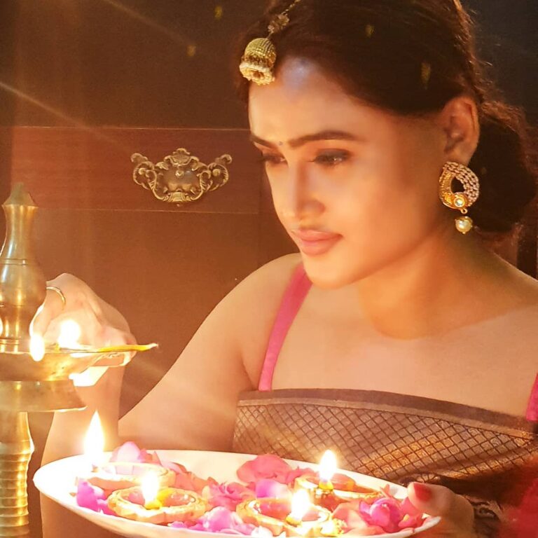 Sony Charishta Instagram - Happy Diwali 💜💜💜 #tollywood #traditional #tamily ##tamilactress #trending #kollywoodactress #bollywoodactress #bengali #tamily #tamilmovie #portraitphotography #picture #sandalwood #sareelove