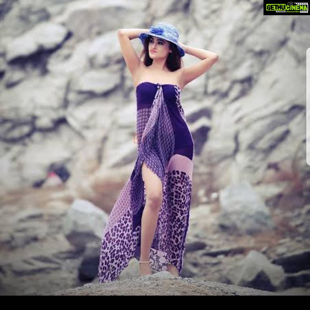 Sony Charishta Instagram - Hi everyone. Whishing you all a very happy new year..🌹🌹🌹🌹🌹