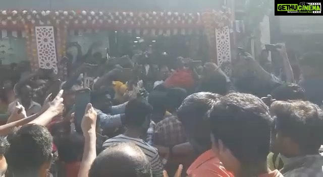Soori Instagram - மதுரை மக்களின் பேரன்புக்கும் பெரும் ஆதரவுக்கும், "அம்மன் உணவகம்" குழுமத்தின் சார்பாக நெஞ்சார்ந்த நன்றிகள். இது இன்று காலை மதுரை ரிசர்வ்லைன் கிளையின் முன்பு. #மதுரை_அம்மன்_உணவகம்
