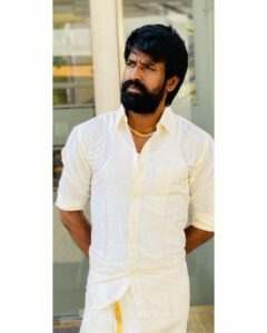 Soori Instagram - என்னதான் t shirt-u jeans nu போட்டாலும் வேட்டி சட்ட போட்டாலே தனி கெத்துதான்டா 😎😍🔥