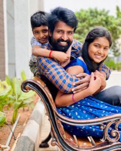 Soori Instagram - என் அன்பு மகள் வெண்ணிலாவுக்கு இனிய பிறந்தநாள் நல்வாழ்த்துக்கள்🎂❤️💐