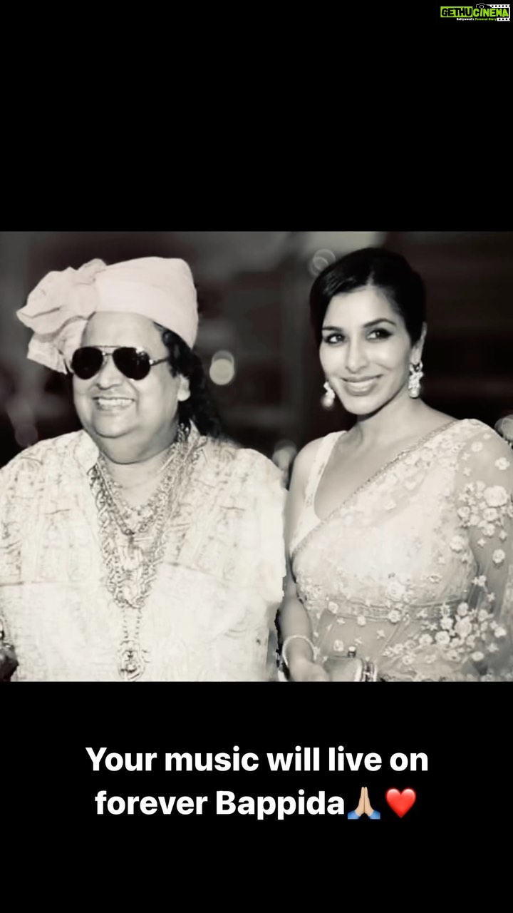 Sophie Choudry Instagram - Because everything about Bappida was iconic; his music, his voice & his style. His songs made us smile & dance. And that’s how I hope we will all remember him❤️ #BappiDa #BappiLahiri #puregold #raatbaaki #singingreels #bollywoodsongs #disco #gonetoosoon #discoking #sophiechoudry