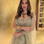 Sophie Choudry Instagram - Jhumkas heavier than your attitude🤩 #weddingvibes #desigirl #indianlook #lehenga #prettiness #jhumkas #indianjewellery #styleinspo #sophiechoudry #ootn