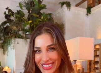 Sophie Choudry Instagram - A year older, wiser, sweeter & hopefully cuter😜🎂🥳 Am filled with love & gratitude for the opportunities & the lessons. With dreams in my eyes and my heart wide open, I can’t wait to see what lies ahead. Because I’m sure the best is yet to come❤️ Thank you for all the love🥰 #bdaygirl #gratitude #cakedout #thebestisyettocome #positivevibesonly #sophiechoudry @bastianmumbai