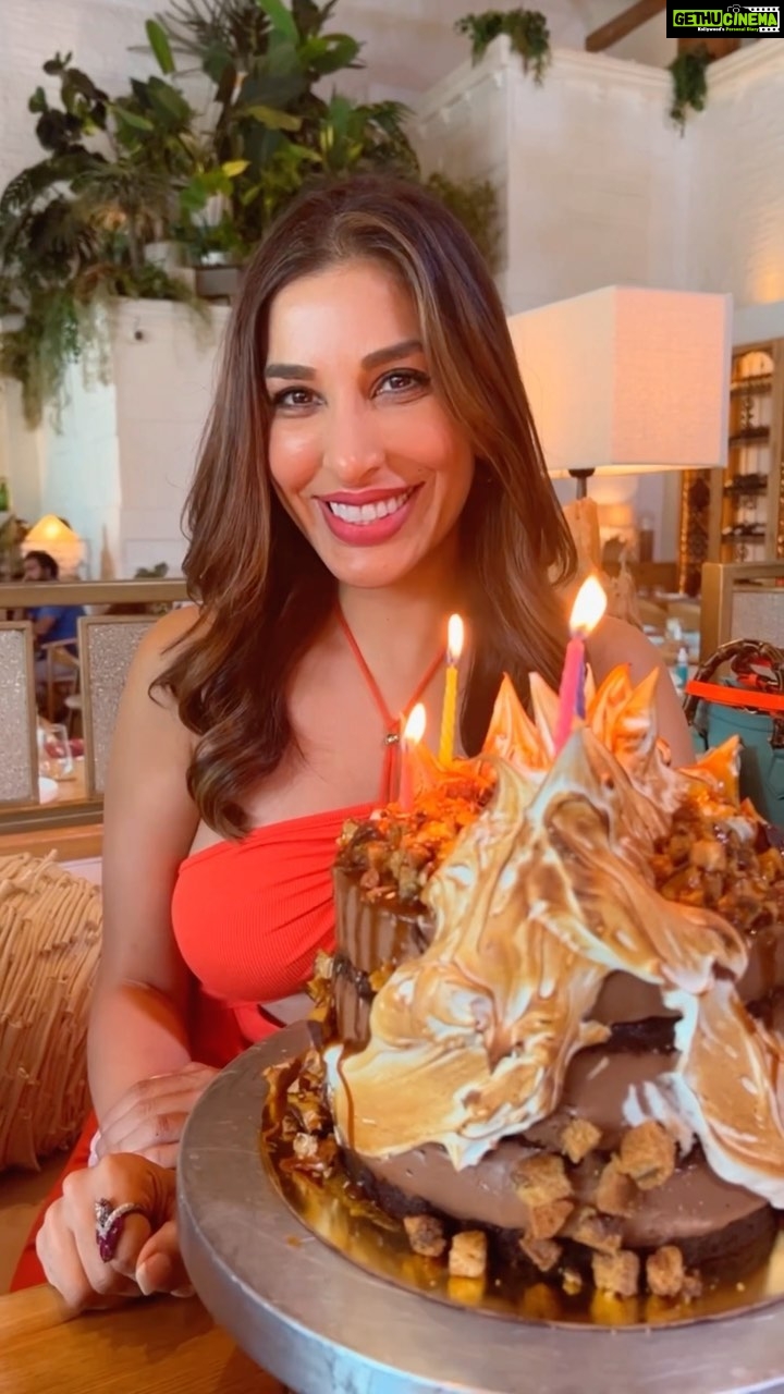 Sophie Choudry Instagram - A year older, wiser, sweeter & hopefully cuter😜🎂🥳 Am filled with love & gratitude for the opportunities & the lessons. With dreams in my eyes and my heart wide open, I can’t wait to see what lies ahead. Because I’m sure the best is yet to come❤️ Thank you for all the love🥰 #bdaygirl #gratitude #cakedout #thebestisyettocome #positivevibesonly #sophiechoudry @bastianmumbai