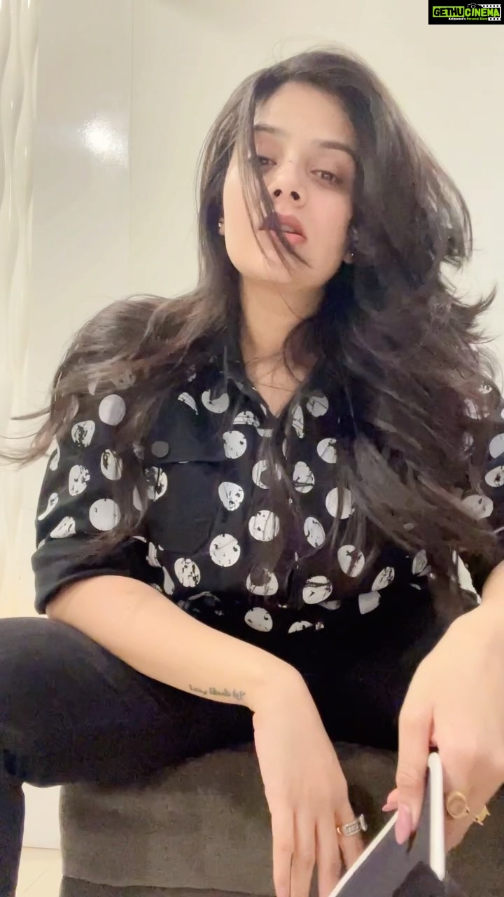 Sreemukhi Instagram - Trend went wrong!😂 But the reel must go on! 🔥 #reels #sreemukhi #edge #trendgoeswrong