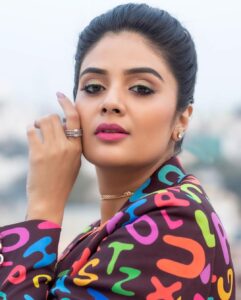 Sreemukhi Instagram - Saregamapa ✨❤️ Tonight on @zeetelugu 🤩 Outfit @navya.marouthu Jewellery @aadyaah PC @chinthuu_klicks Make up @nookesh.malla Hair @gopi_bridal_makeovers #sreemukhi #saregamapa #zeetelugu