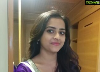 Sri Divya Instagram - When u want to annoy the person behind the camera - don’t give a proper pose 😝😄 Don’t you agree? @sri_ramya555 😂 #throwback #stayhomestaysafe