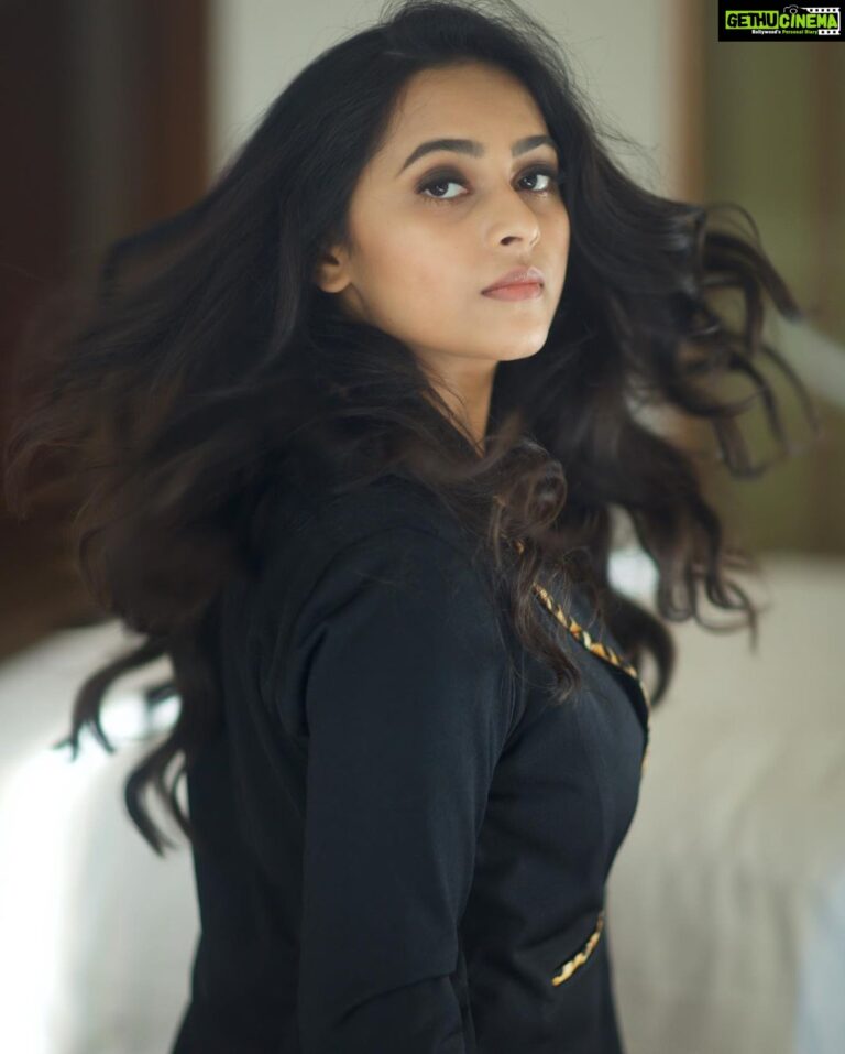 Sri Divya Instagram - Life is short ,make every hair flip count! 😎😄 PC- @camerasenthil