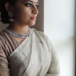 Sri Divya Instagram - When the accessories enhance the look! Accessories by @pradejewels😊 @goldenparrot_official