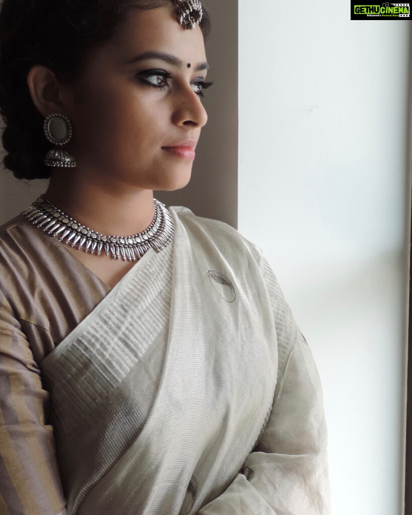 Sri Divya Instagram - When the accessories enhance the look! Accessories by @pradejewels😊 @goldenparrot_official