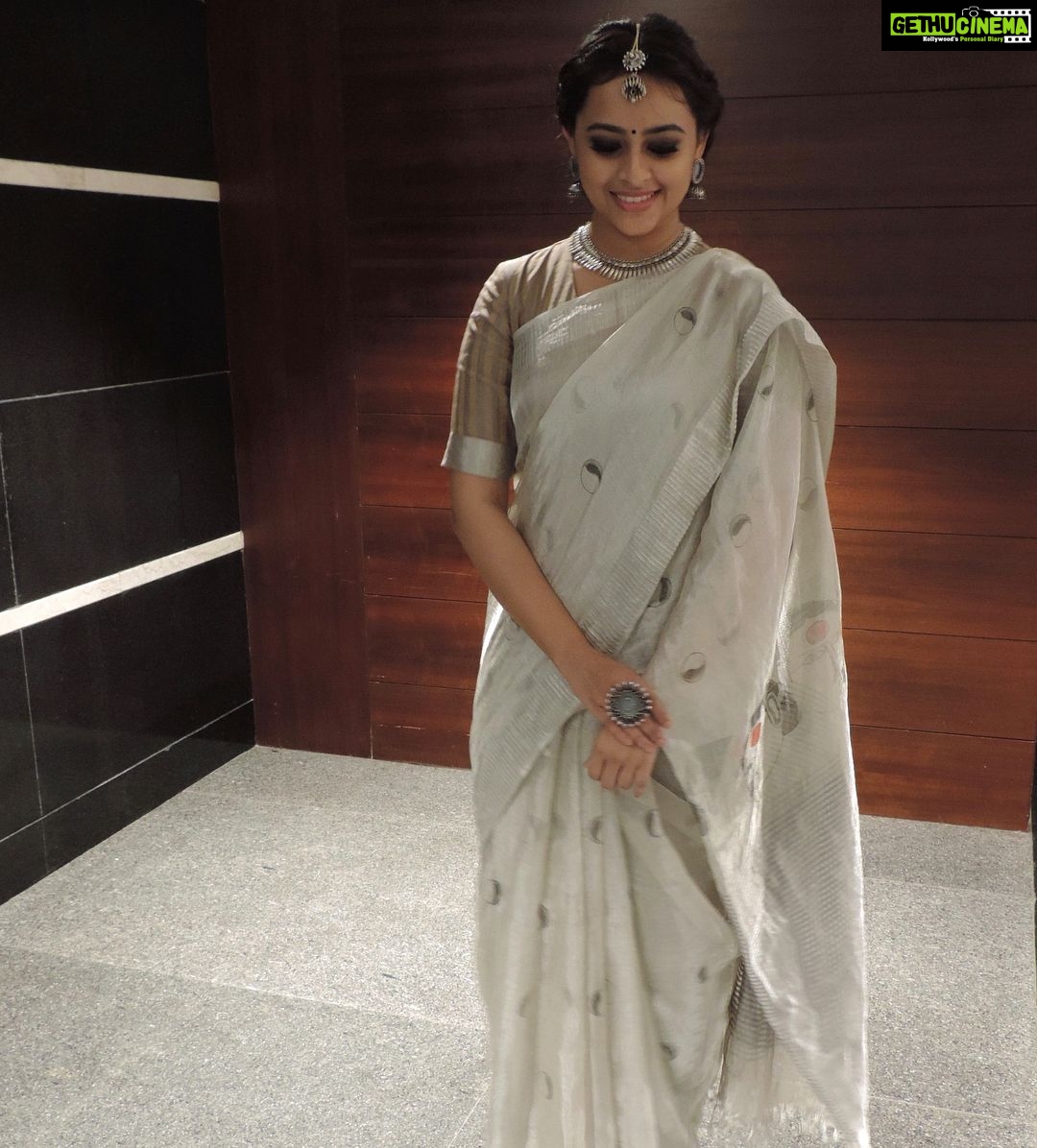 Sri Divya Instagram - Totally in Love with this ethnic look !! 😊❤️ Outfit by @sush_th0ta @goldenparrot_official #vermillionseries #thotavaikuntam #handlooms Follow the link below for more beautiful sarees!! https://www.storyltd.com/categories/textiles/sarees/ Accessories by @pradejewels 🖤🖤
