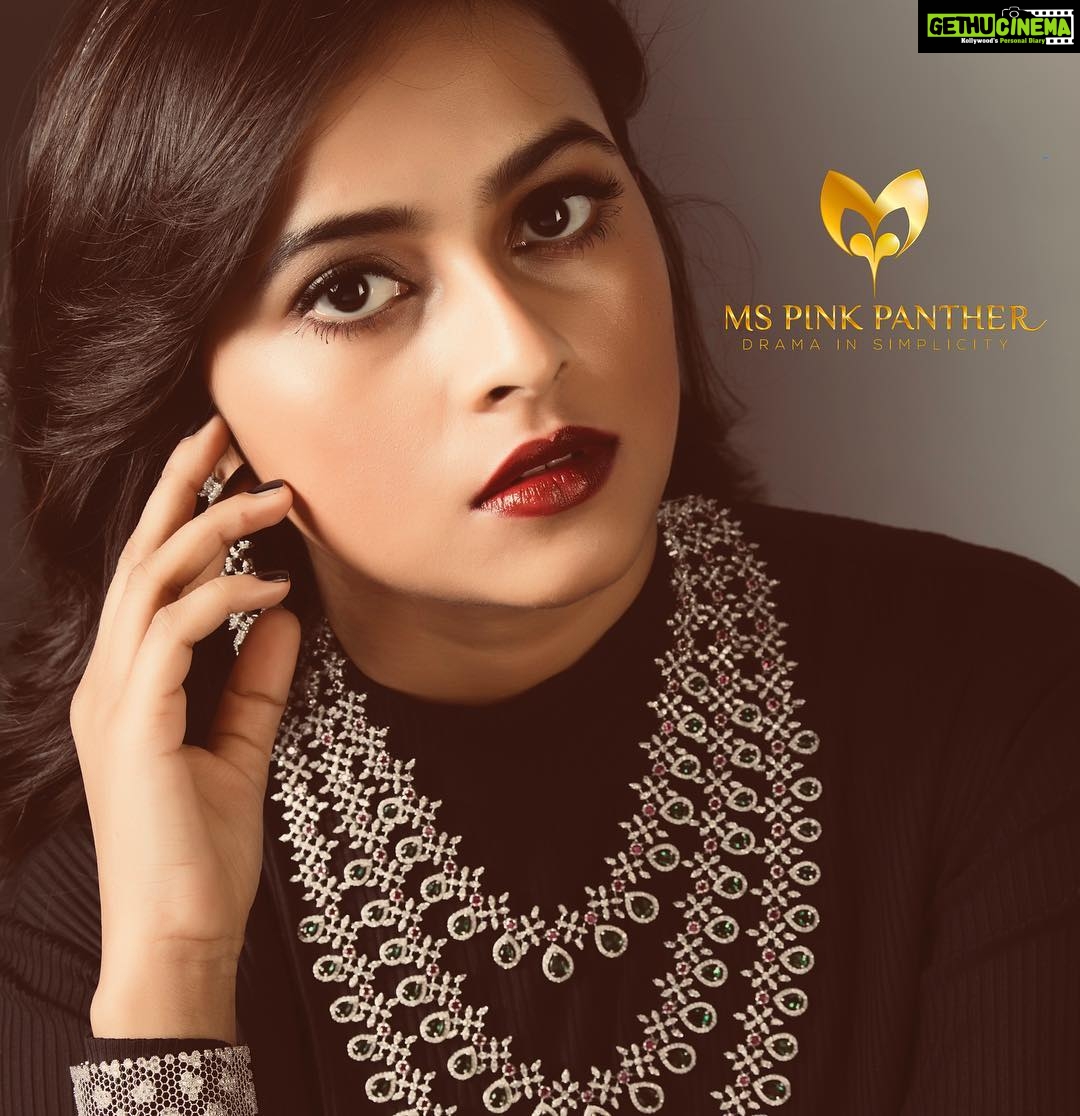 Sri Divya Instagram - One of my fav pics! 💛🖤 From @mspinkpantherjewel shoot ! PC @prachuprashanth