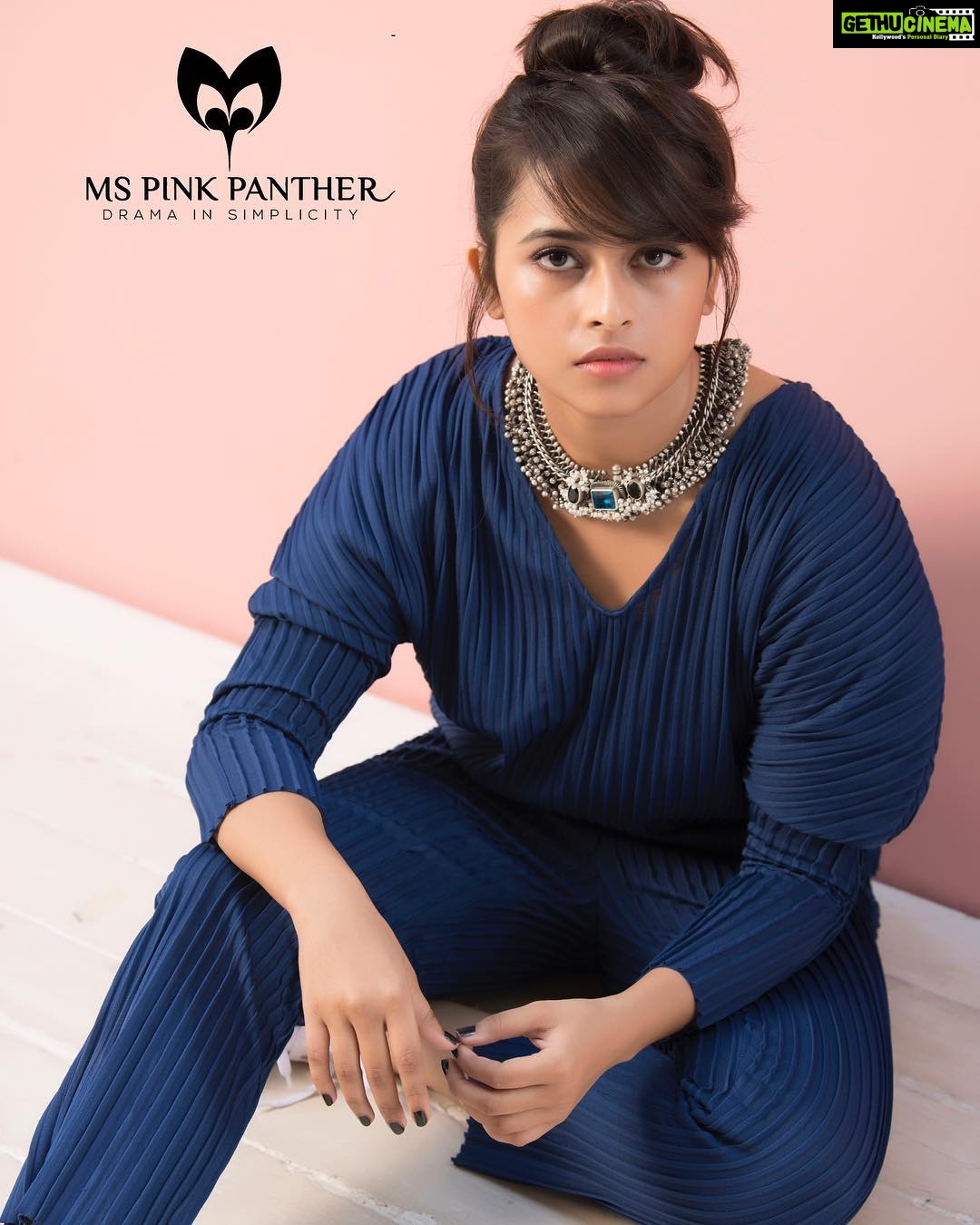 Sri Divya Instagram - Time for something new 🖤💙 #trynewthings @mspinkpantherjewel @prachuprashanth
