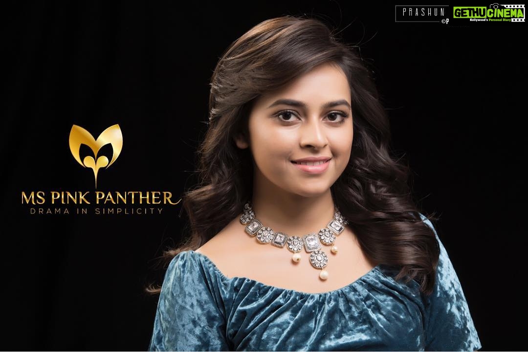 Sri Divya Instagram - Simple yet Elegant..! 💛 @mspinkpantherjewel @prashun_photography