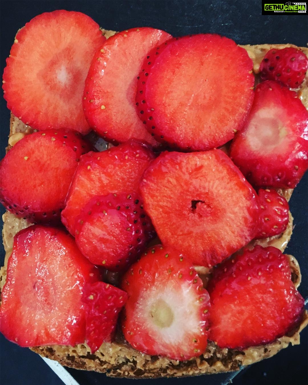 Sri Divya Instagram - #yumbreakfast #🍓 #🍞 #peanutbutter 😋😋