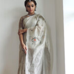 Sri Divya Instagram - Totally in Love with this ethnic look !! 😊❤️ Outfit by @sush_th0ta @goldenparrot_official #vermillionseries #thotavaikuntam #handlooms Follow the link below for more beautiful sarees!! https://www.storyltd.com/categories/textiles/sarees/ Accessories by @pradejewels 🖤🖤