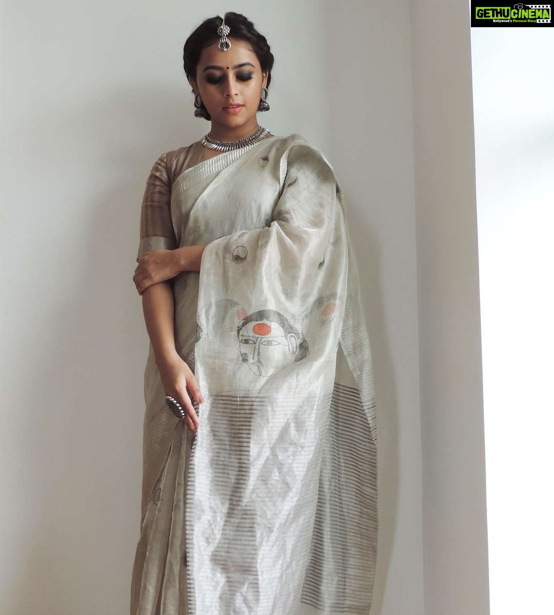 Sri Divya Instagram - Totally in Love with this ethnic look !! 😊❤️ Outfit by @sush_th0ta @goldenparrot_official #vermillionseries #thotavaikuntam #handlooms Follow the link below for more beautiful sarees!! https://www.storyltd.com/categories/textiles/sarees/ Accessories by @pradejewels 🖤🖤