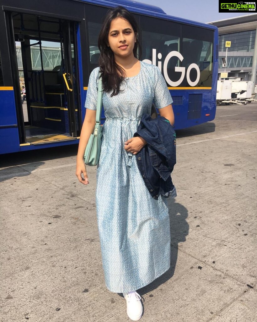 Sri Divya Instagram - #airportoutfit @ahurani87 ❤️#loveforcotton #comfyclothes #ikatfashion #loveblue💙