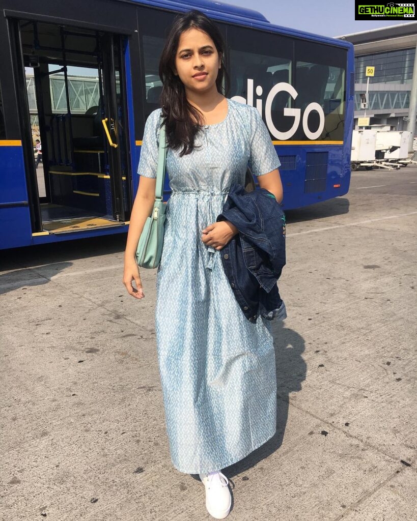 Sri Divya Instagram - #airportoutfit @ahurani87 ❤#loveforcotton #comfyclothes #ikatfashion #loveblue💙