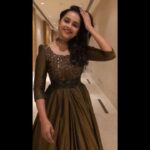Sri Divya Instagram – @ahurani87 #longdress #antiquegold #twirlgirl #starsondress #sparklingnight #slowmotion #lovedthiscolour 🧡🧡✨💫