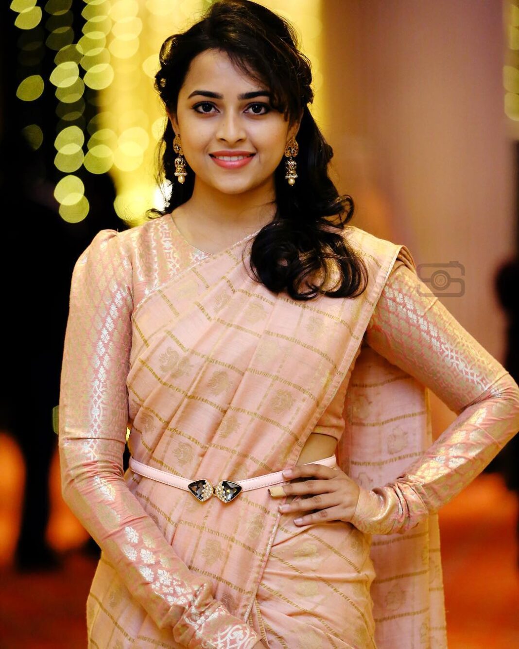 Sri Divya Instagram - Loved wearing this beautiful saree with a modern tinge from Ahurani- newly launched in Hyd #sareelove