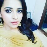 Sri Divya Instagram – #eyemakeuplove #makeuproomselfie #shoottimes📷