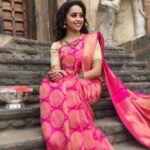 Sri Divya Instagram – #pink #pattusaree #thanjavurtemple #throwback #anandhamsilks 💖