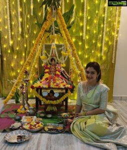 Sridevi Vijaykumar Instagram - Saree : @sr_coll_ections Blouse work :@varahi_artstudio #varalakshmivratham#poojai#nombu