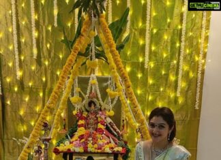 Sridevi Vijaykumar Instagram - Saree : @sr_coll_ections Blouse work :@varahi_artstudio #varalakshmivratham#poojai#nombu