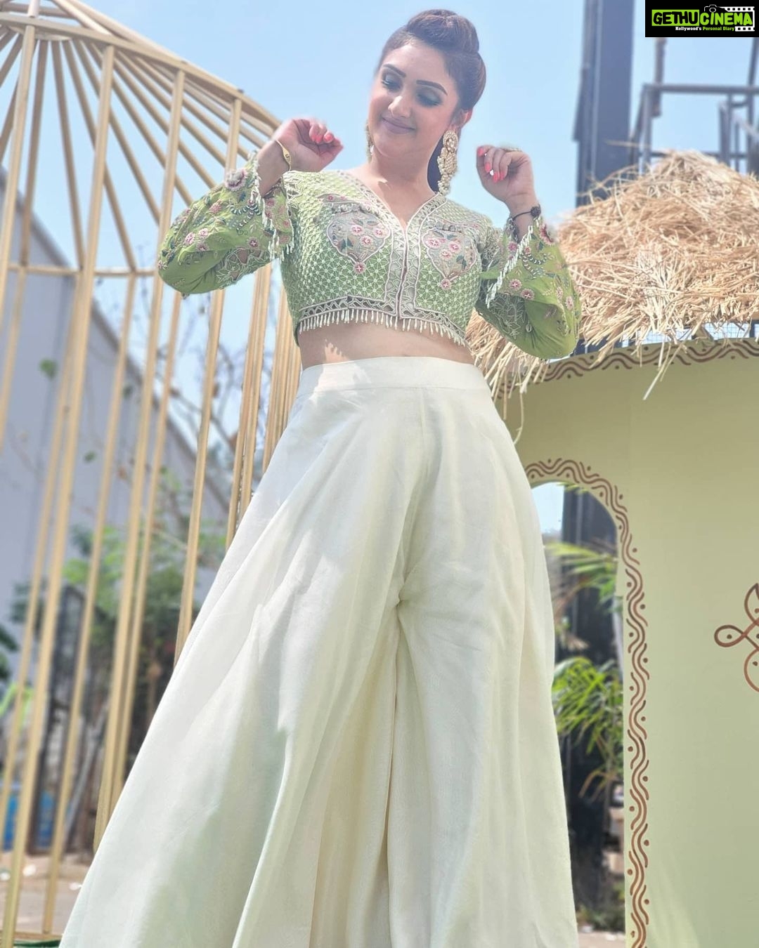 Sridevi Vijaykumar Instagram - Sustainable fashion has a new home in the city. Introducing @endlessknotofficial by @madhurigutha. At Endless Knot, they interweave crafts of tradition and modernity. Dedicated to promoting sustainable fashion, their fabrics are ethically sourced from small-scale weavers and cooperative societies across India. The designs are a narrative of the nation’s incredible heritage, preserving timeless legacies through sustainable fashion created for the refined women of today. This is your everyday wear. This can be your party wear or even a grand wedding affair. It is the fusion of these beautiful fabrics & cultures/art that make these garments truly different from everything else. Outfit @endlessknotofficial Jewelry @the_jewel_gallery #comedystars#sunday#entertainment#sundayfunday#1.30pm#dontmiss#maatv #EndlessKnot by #MadhuriGutha #Sustainable #Responsible