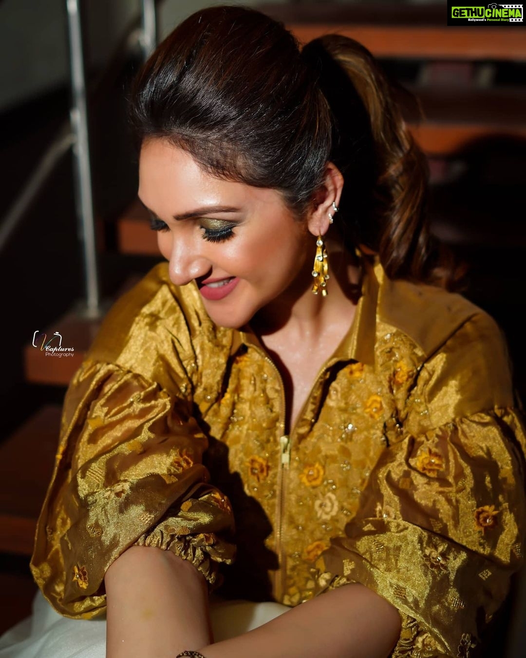 Sridevi Vijaykumar Instagram - Think happy be happy 😁😁😁 #live#laugh#love#happy #comedystars#starmaa#hotstar#sunday#sundayfunday#entertainment#comedyshow Outfit @endlessknotofficial Earring @the_jewel_gallery Photography 📸 @v_capturesphotography