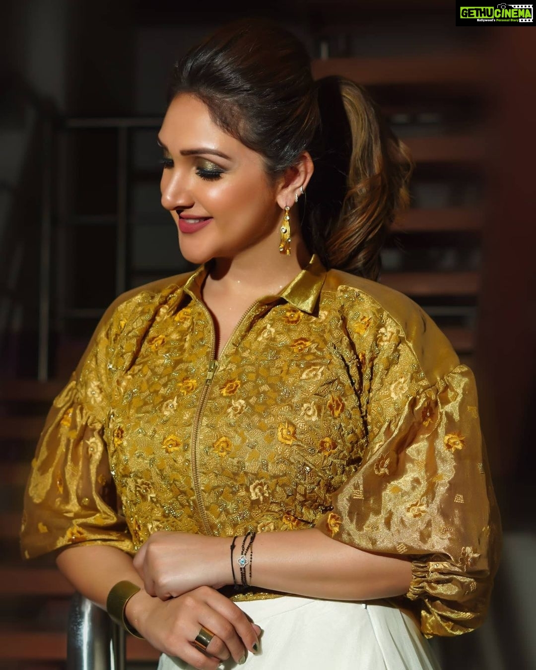Sridevi Vijaykumar Instagram - Think happy be happy 😁😁😁 #live#laugh#love#happy #comedystars#starmaa#hotstar#sunday#sundayfunday#entertainment#comedyshow Outfit @endlessknotofficial Earring @the_jewel_gallery Photography 📸 @v_capturesphotography
