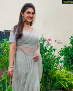 Sridevi Vijaykumar Instagram - This Sunday😁😁 1.30pm #comedystars#starmaa#hotstar#sundayfunday#sareelove Outfit @mugdhaartstudio Jewellery @the_jewel_gallery Photography 📸 @v_capturesphotography