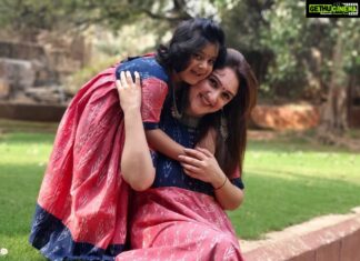 Sridevi Vijaykumar Instagram - The smile on your face brings a smile to my heart ❤ #twinning#motherdaughter#instababies #mybaby#mylove#daughtersarethebest#rupikaa#sridevi 👗@msa_collections1