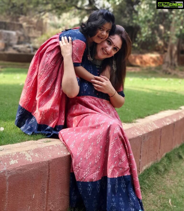 Sridevi Vijaykumar Instagram - The smile on your face brings a smile to my heart ❤ #twinning#motherdaughter#instababies #mybaby#mylove#daughtersarethebest#rupikaa#sridevi 👗@msa_collections1