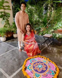 Sridevi Vijaykumar Instagram - May the divine light of diwali spread into your life peace prosperity happiness and good health Wishing a very happy deepavali from us to all of you💥💥💥💥 #diwali2021#deepavali#diwalicelebration#diya#light#lamp#rangoli#festival#family#diwalivibes#glitter#decor#happymoments#myfamily#wishes#celebration Saree @brandmandir Jewellery @d_terracotta_by_obuushasenthel