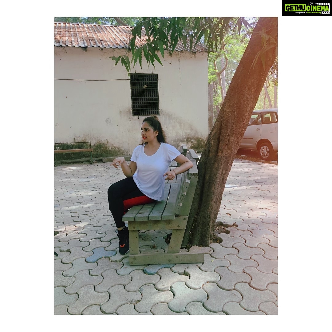 Srushti Dange Instagram - I’m a girl of the woods 🌳 #featurefriday #feelgoodfriday #fridaymorning #photosoftheday #summer #instalike #liveforthestory #itsthelittlethings #summervibes