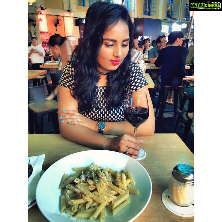 Srushti Dange Instagram - Weekend vibes Food, Wine & friends ✨🌟 #saturdaynight 💫