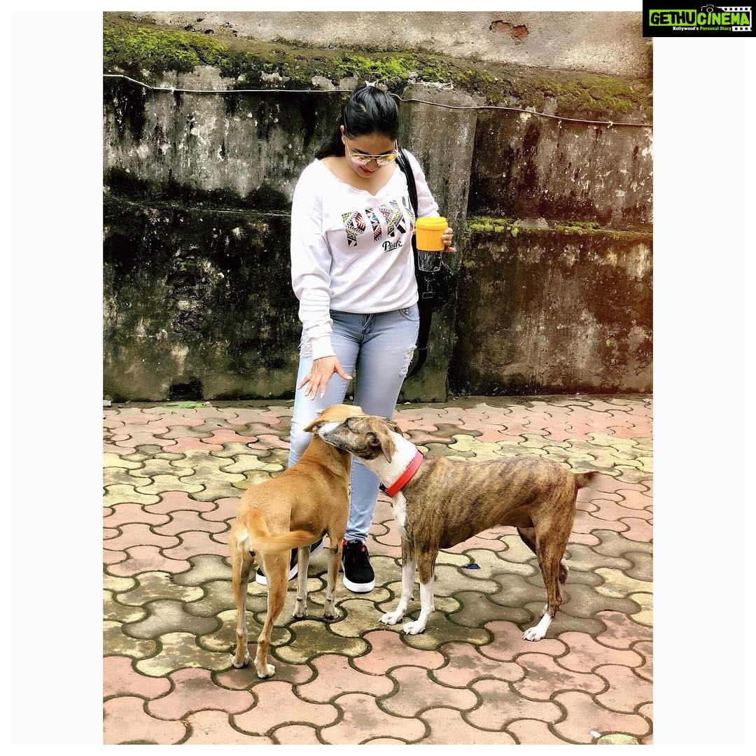 Srushti Dange Instagram - That moment when you wanna show off your brand new #nike shoes @nikewomen and you get busted (photobombed) by these monsters 🤦🏼♀️ I mean seriously 😐 come on kids P.S : finally they did let me have one decent pic that too 🤷🏻♀️